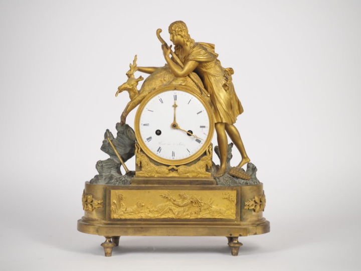 Pendule fin XVIIIème - début XIXème en bronze à patine brune et doré à