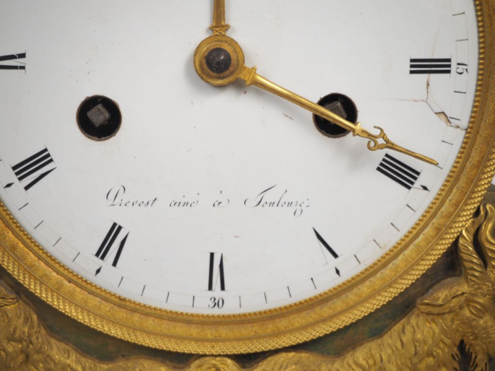 Pendule fin XVIIIème - début XIXème en bronze à patine brune et doré à