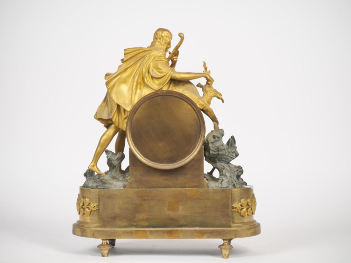 Pendule fin XVIIIème - début XIXème en bronze à patine brune et doré à