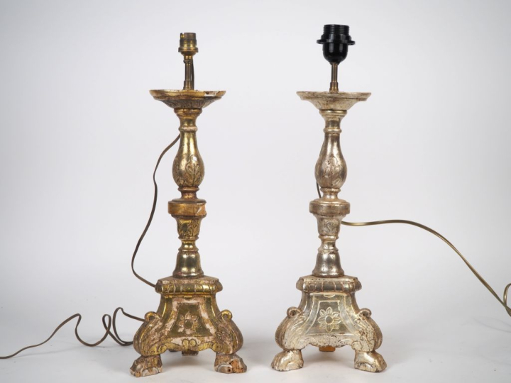 Paire de piques-cierges fin XVIIIème - début XIXème en bois sculpté et