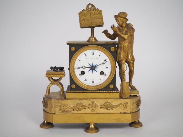 Pendulette Restauration au troubadour en bronze doré à décor de frises