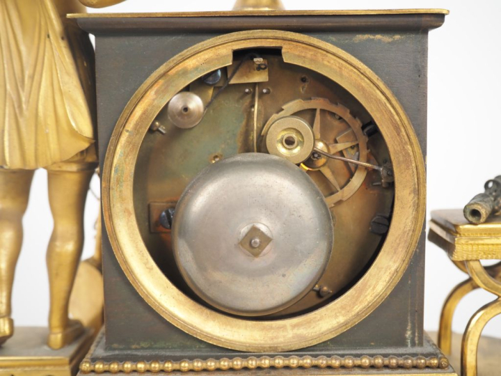 Pendulette Restauration au troubadour en bronze doré à décor de frises