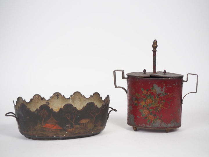 Oeufrier et verrière Directoire en tôle peinte à décor de fleurs et de