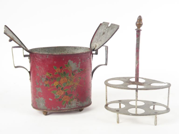 Oeufrier et verrière Directoire en tôle peinte à décor de fleurs et de