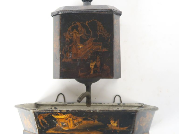 Petite fontaine XIXème en tôle laquée à décor de personnages asiatique