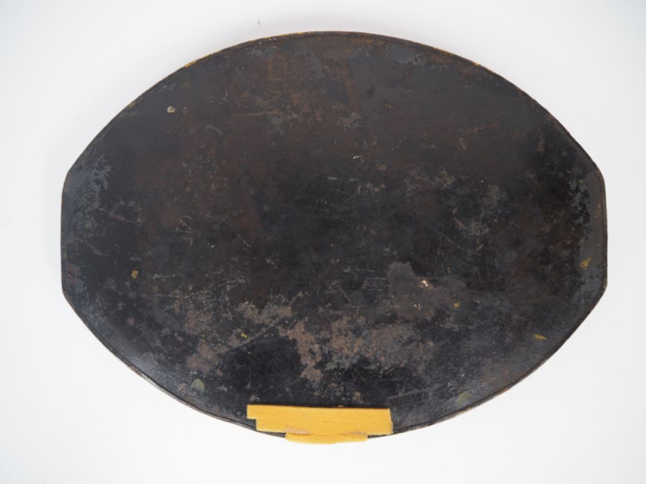 Plateau ovale de style Directoire à décor en grisaille sur fond jaune,