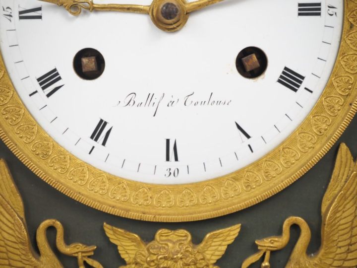 Pendule Restauration "au troubadour" en bronze ciselé, doré et patiné 