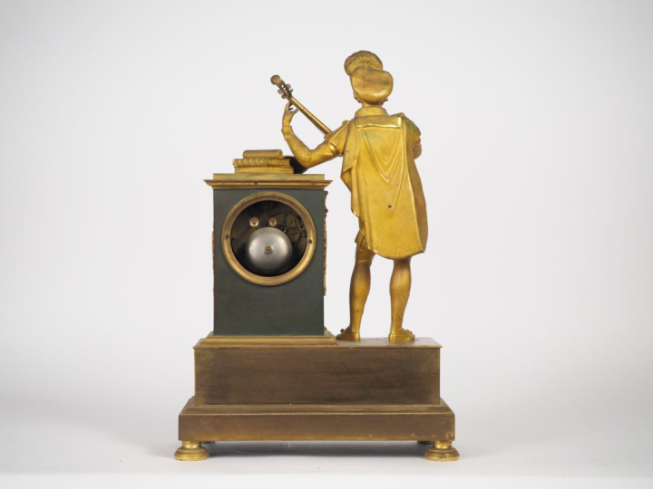 Pendule Restauration "au troubadour" en bronze ciselé, doré et patiné 