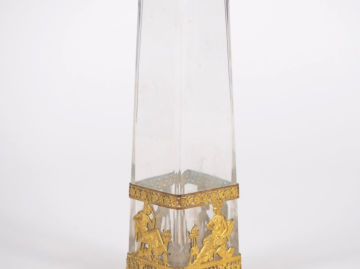 Vase facetté Empire en verre et laiton à décor ajouré d'allégories à l