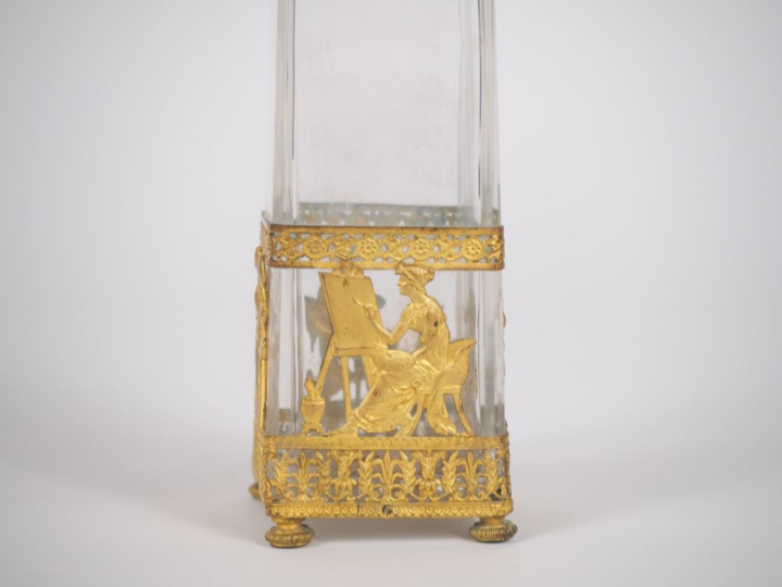 Vase facetté Empire en verre et laiton à décor ajouré d'allégories à l