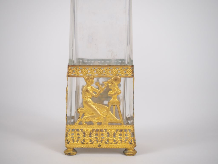 Vase facetté Empire en verre et laiton à décor ajouré d'allégories à l