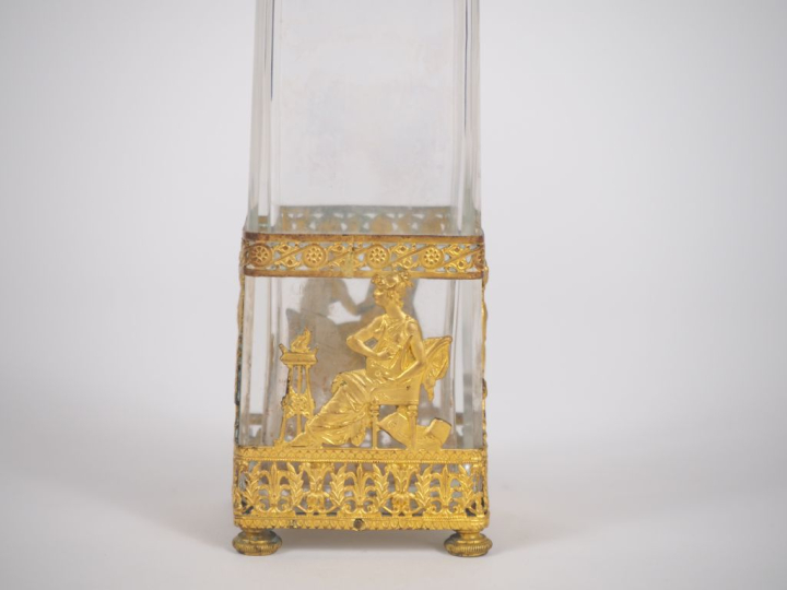 Vase facetté Empire en verre et laiton à décor ajouré d'allégories à l