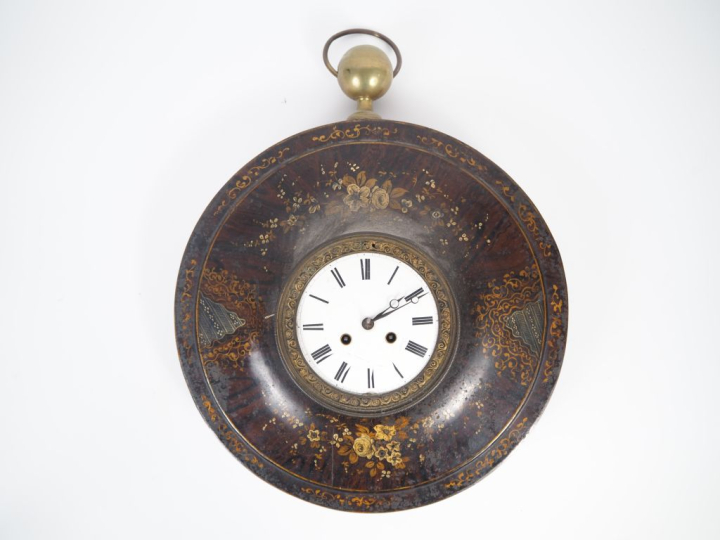 Cartel de style Empire en tôle à décor de fleurs polychromes sur fond 