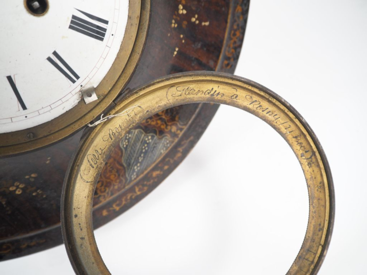 Cartel de style Empire en tôle à décor de fleurs polychromes sur fond 