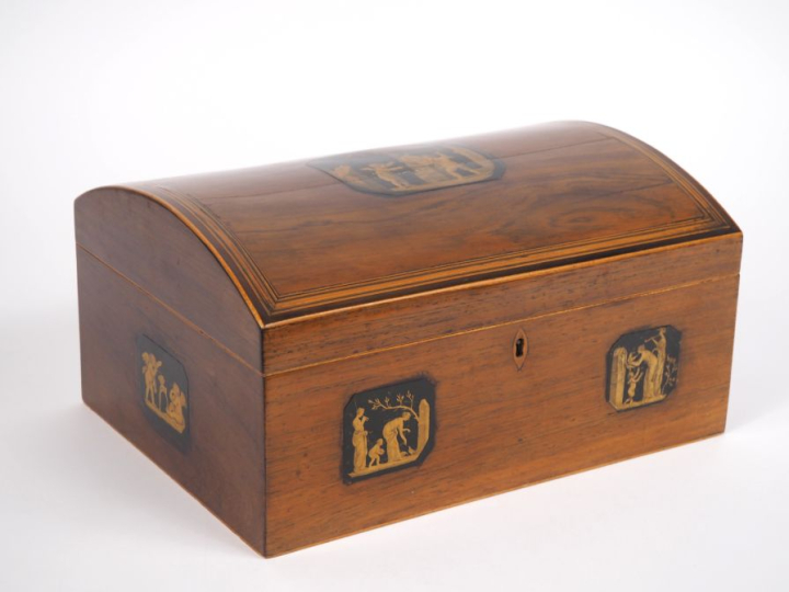 Coffret à bijoux Charles X en marqueterie à décor dans des réserves de