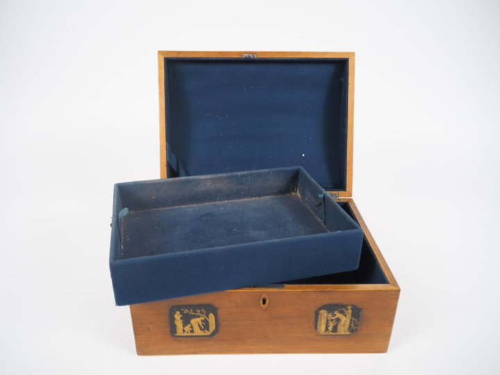 Coffret à bijoux Charles X en marqueterie à décor dans des réserves de