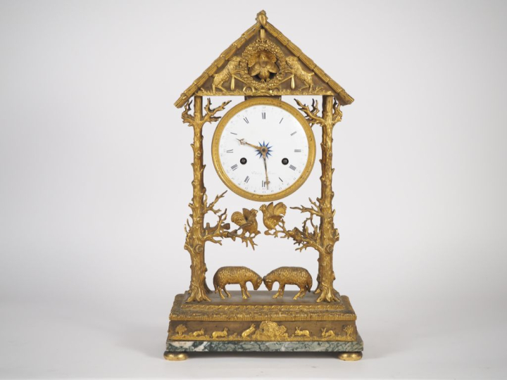 Pendule portique Restauration en bronze ciselé et doré doré figurant u