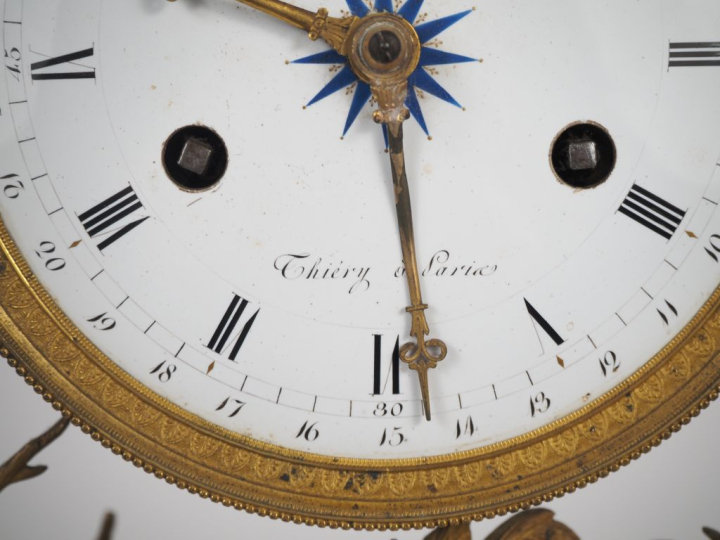 Pendule portique Restauration en bronze ciselé et doré doré figurant u