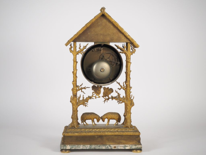 Pendule portique Restauration en bronze ciselé et doré doré figurant u