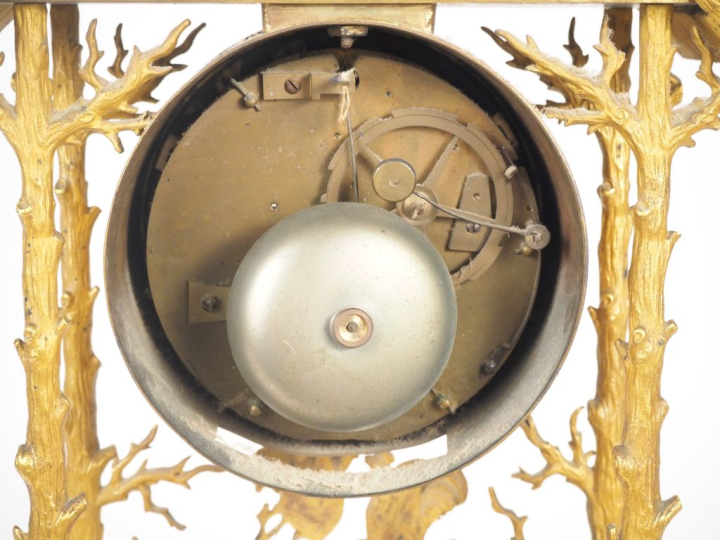 Pendule portique Restauration en bronze ciselé et doré doré figurant u