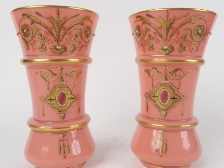 Paire de vases cornet en opaline rose à décor émaillé et doré de frise
