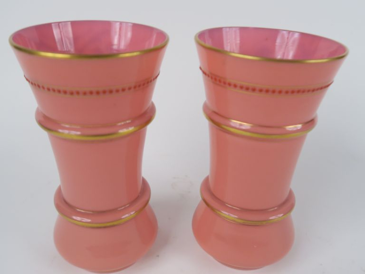 Paire de vases cornet en opaline rose à décor émaillé et doré de frise