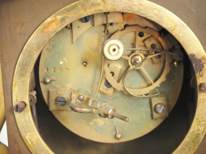 Pendule Restauration "au combattant de Missolonghi" en bronze doré et 