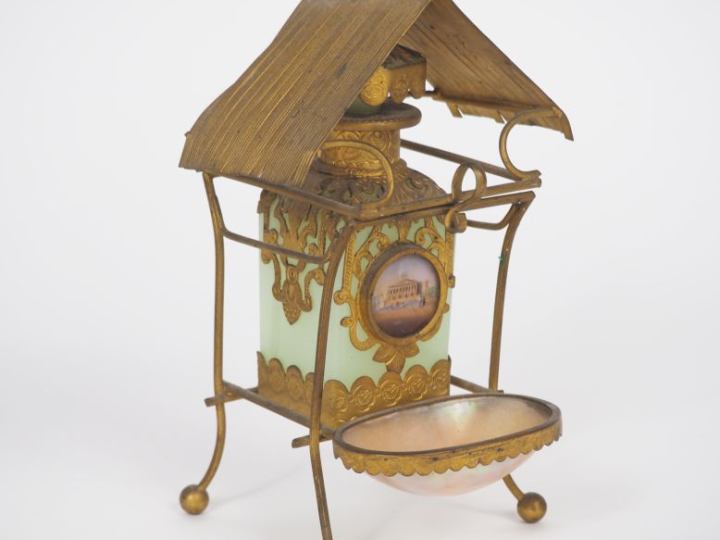 Flacon Restauration en opaline verte, monture en laiton doré et nacre,