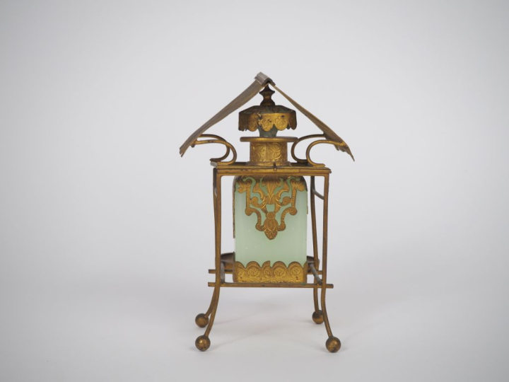 Flacon Restauration en opaline verte, monture en laiton doré et nacre,