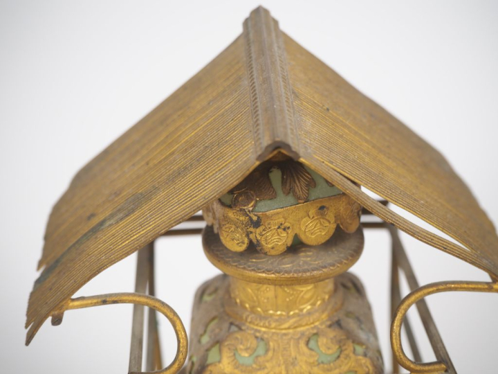 Flacon Restauration en opaline verte, monture en laiton doré et nacre,