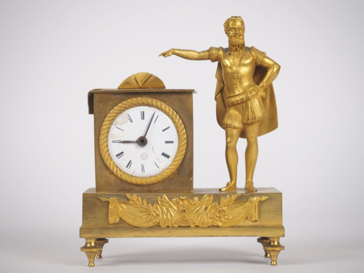Pendulette Restauration en bronze doré et ciselé figurant Henri IV en 