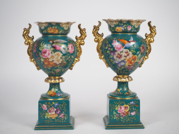 Paire de vases à anses Restauration en porcelaine de Paris à décor de 