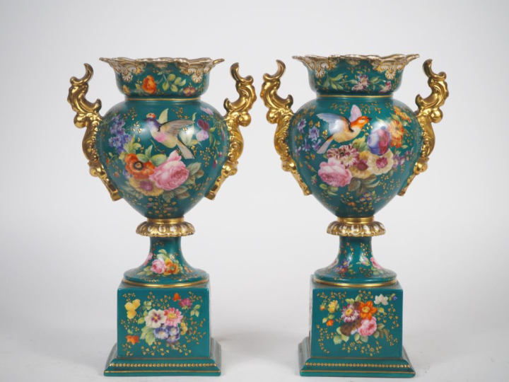 Paire de vases à anses Restauration en porcelaine de Paris à décor de 