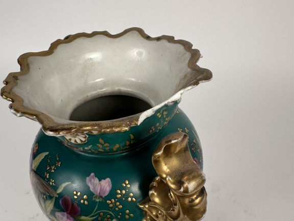 Paire de vases à anses Restauration en porcelaine de Paris à décor de 