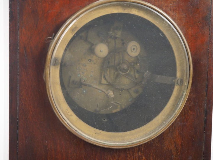 Pendule borne Restauration en acajou et placage d'acajou flammé et bro