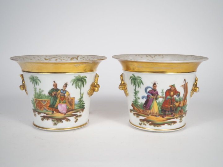 Paire de cache-pots Restauration en porcelaine de Paris à décor polych