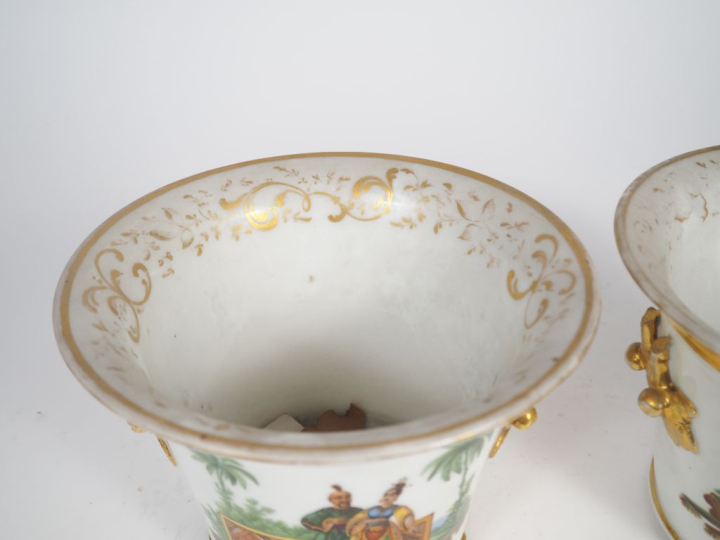 Paire de cache-pots Restauration en porcelaine de Paris à décor polych