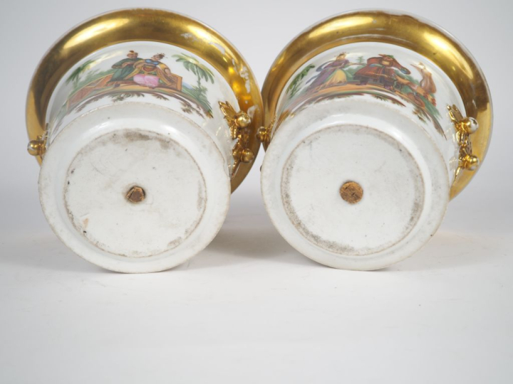 Paire de cache-pots Restauration en porcelaine de Paris à décor polych