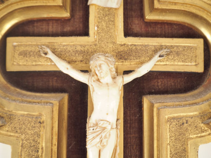 Crucifix XIXème en bois et stuc doré à décor de nœuds de rubans, agrém