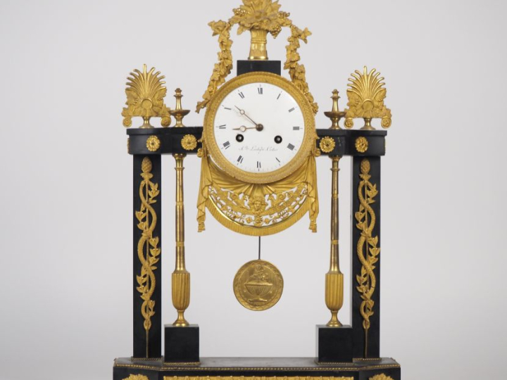 Pendule portique première partie du XIXème en marbre noir et bronze do