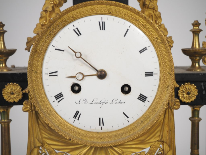 Pendule portique première partie du XIXème en marbre noir et bronze do
