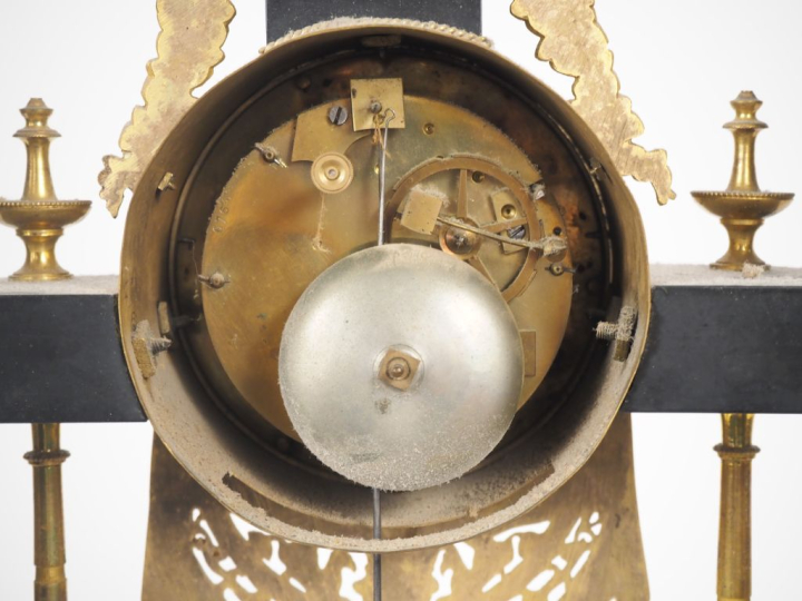 Pendule portique première partie du XIXème en marbre noir et bronze do