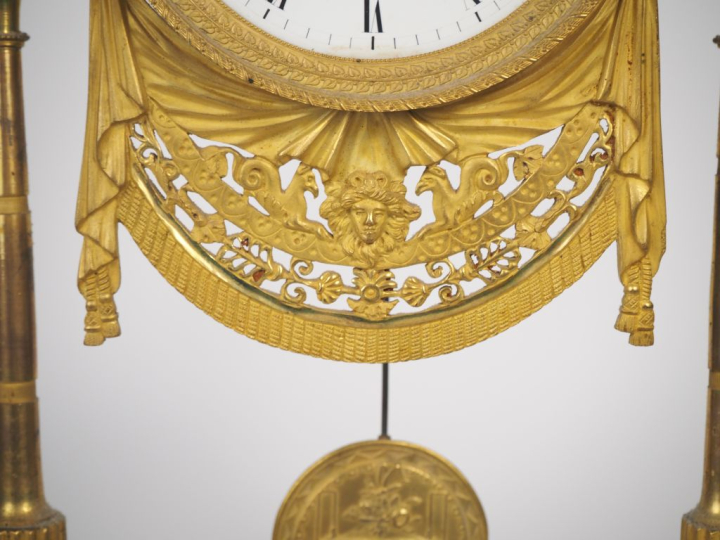 Pendule portique première partie du XIXème en marbre noir et bronze do