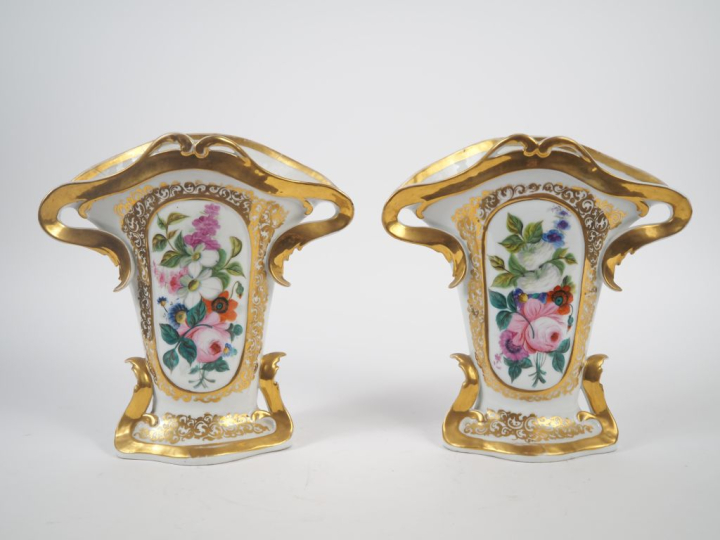 Paire de vases d'église XIXème en porcelaine de Paris, à décor de bouq