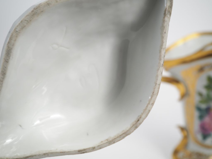 Paire de vases d'église XIXème en porcelaine de Paris, à décor de bouq