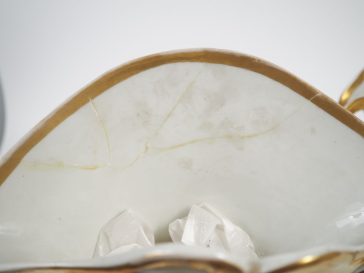 Paire de vases d'église XIXème en porcelaine de Paris, à décor de bouq