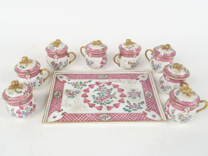 SAMSON. 7 petits pots à crème sur leur plateau en porcelaine à décor é