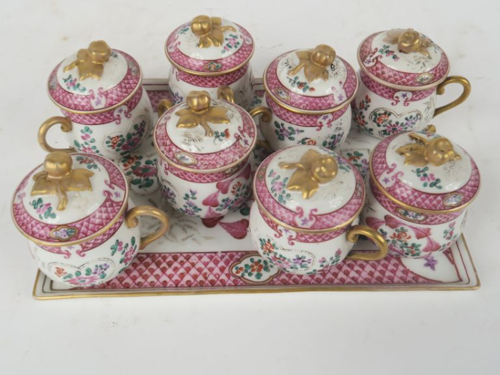 SAMSON. 7 petits pots à crème sur leur plateau en porcelaine à décor é