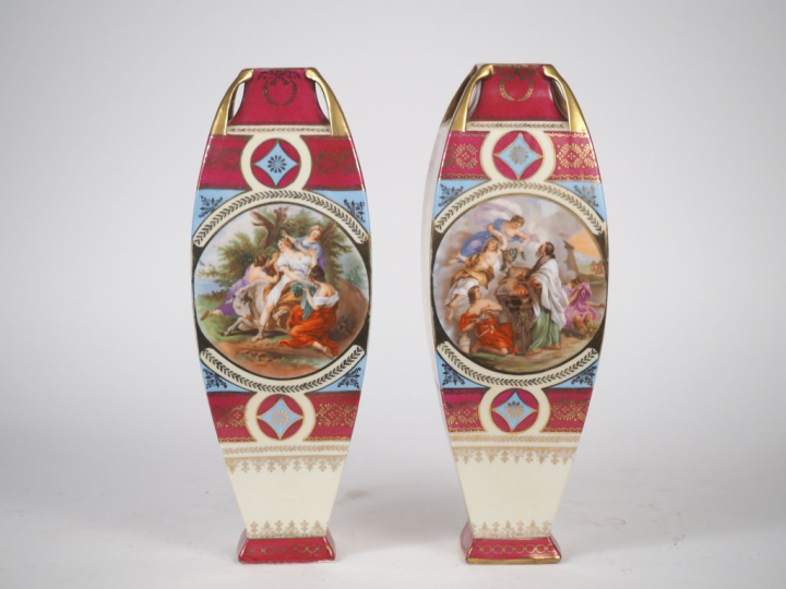 Paire de vases 1900 en porcelaine à décor polychrome et doré de scènes