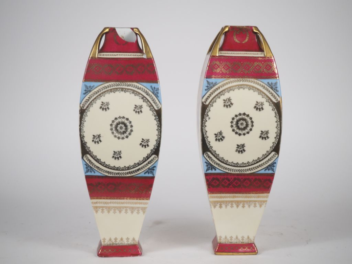Paire de vases 1900 en porcelaine à décor polychrome et doré de scènes
